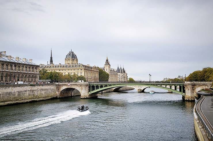 Qual a melhor época para fazer turismo em Paris?