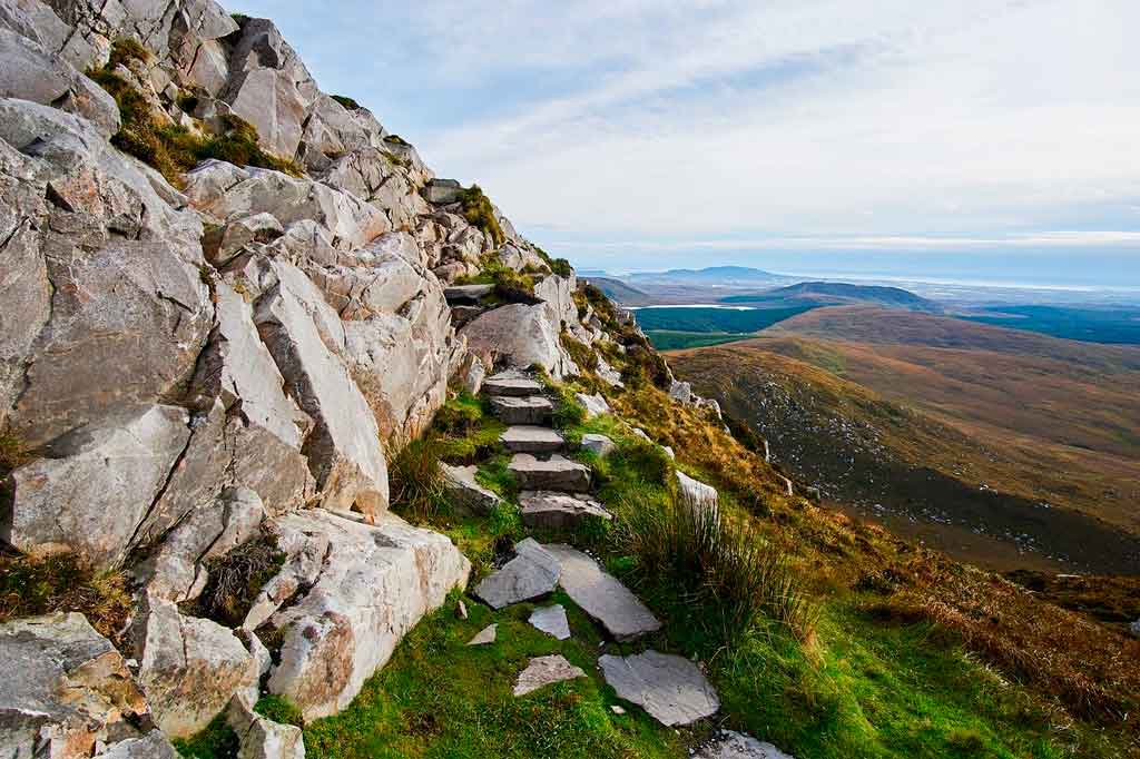 Caminho de pedras em Galway, Irlanda