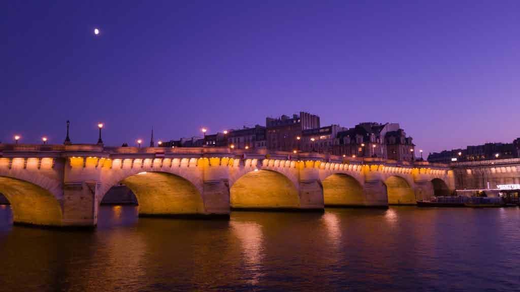 Qual a melhor época para ir a Paris à noite