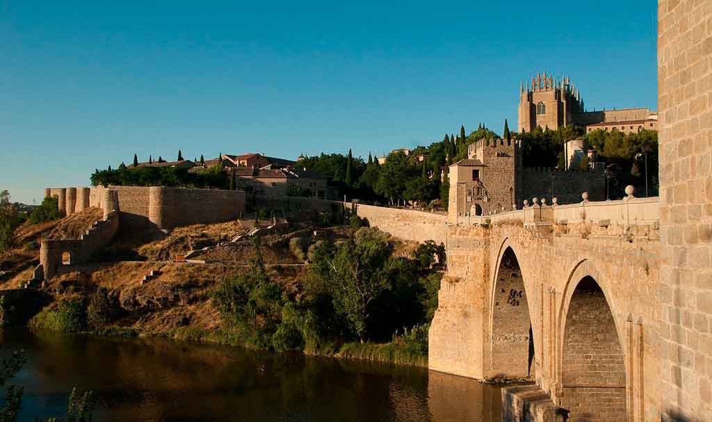 Toledo Espanha puerta de doce