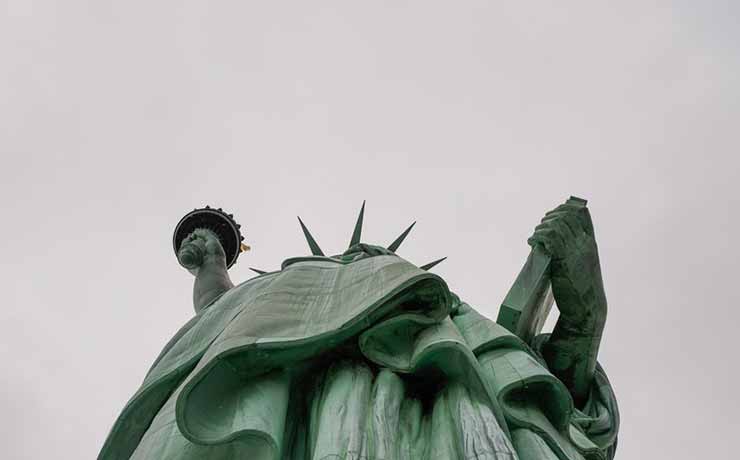 Qual a altura e nome oficial da Estátua da Liberdade