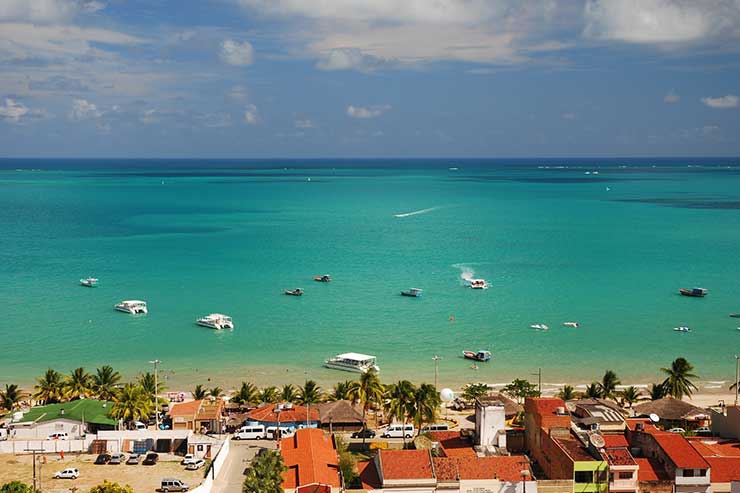 Onde se localiza a praia de Maragogi?