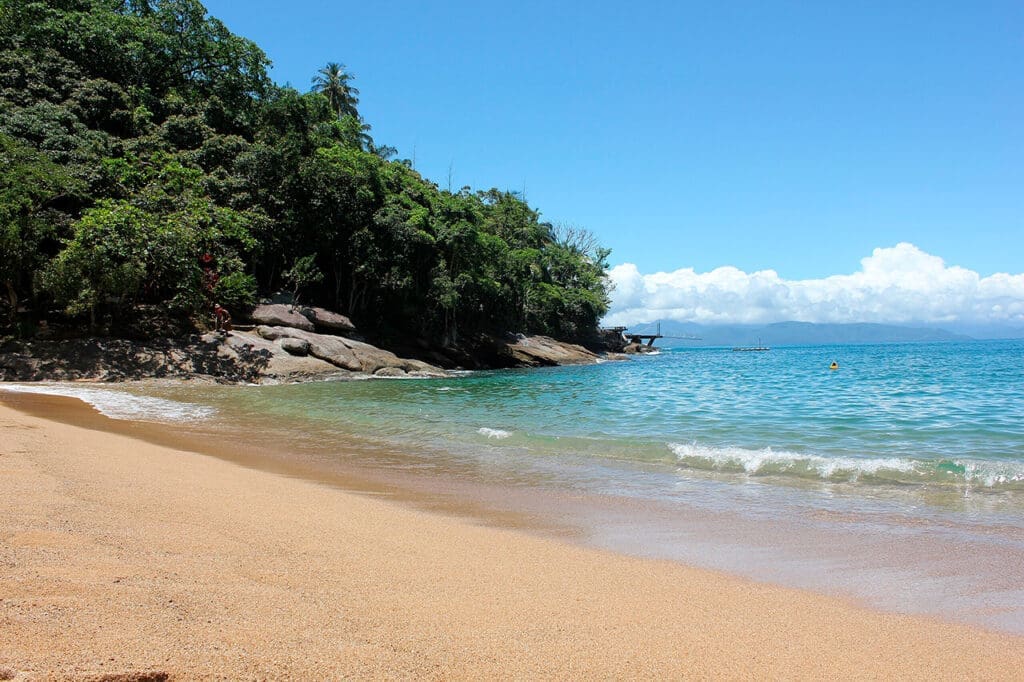 Quantas praias tem em Ilhabela?